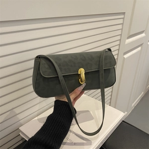 Sac baguette vert forêt avec texture léopard gaufrée et boucle dorée pour femme