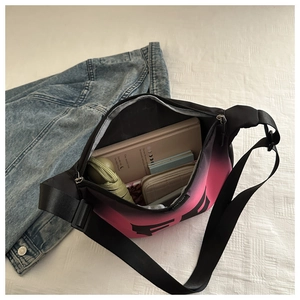 Détail intérieur du sac dégradé rose montrant la grande capacité pour parapluie et carnet