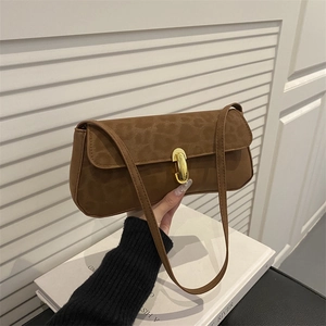 Sac baguette en daim marron à imprimé léopard avec boucle en métal doré et bandoulière