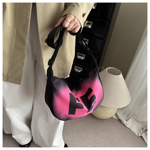 Détail du sac bandoulière en nylon dégradé rose et noir avec imprimé de lettres FE
