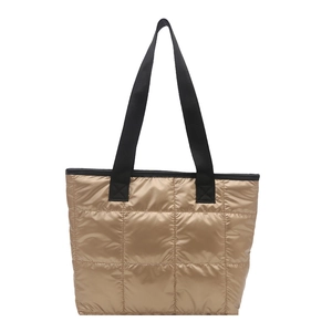 Sac fourre-tout matelassé doré avec poignées noires pour un usage quotidien de bureau