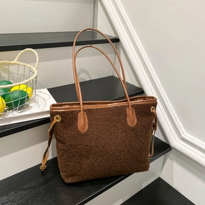 Sac cabas marron en polaire avec anses en cuir et détails de cordon pour l'automne-hiver