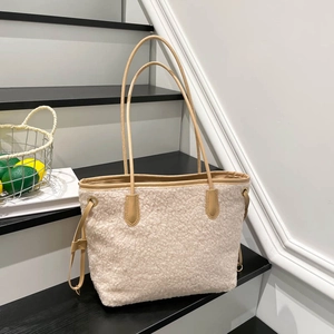Sac fourre-tout d'hiver en peau de mouton beige avec finitions en cuir marron et anses