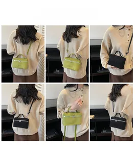 Photos du mini sac boîte en daim porté par un mannequin avec fermeture éclair et bandoulière