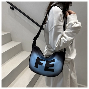 Détail du sac à bandoulière dégradé bleu avec logo FE et sangle réglable noire