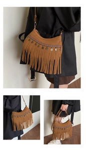 Detailansicht der braunen Wildleder-Hobo-Tasche mit ethnischen Quasten und Münzanhängern