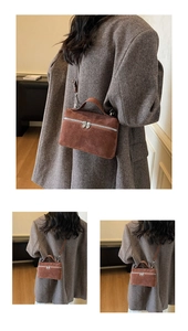 Vue détaillée du sac boîte en daim marron avec fermetures cœur et bandoulière fine