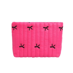 Pochette trapuntata rosso rosa con ricamo a fiocco nero e consistenza a nuvola