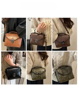Petit sac bandoulière vintage en cuir montré en plusieurs couleurs sur modèles