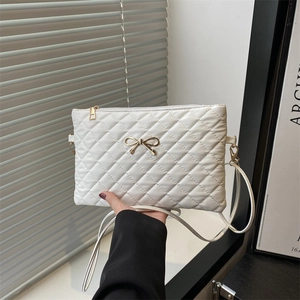 Sac à bandoulière matelassé blanc avec nœud doré et sangle réglable pour femme