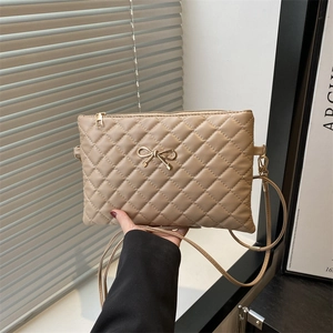 Grand sac à bandoulière matelassé beige avec nœud en métal et fine sangle femme