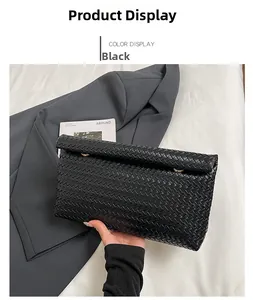 Dettaglio macro della borsa a mano intrecciata nera con chiusura in metallo dorato