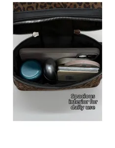 Vue intérieure du sac léopard montrant l'espace pour téléphone et cosmétiques