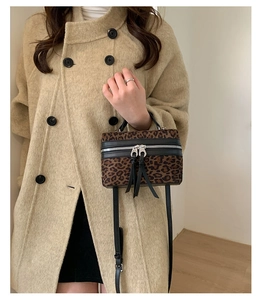 Détail du sac boîte imprimé léopard avec double fermeture éclair et bandoulière en cuir