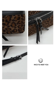 Détail du sac bandoulière léopard avec fermetures éclair argentées et cuir noir