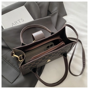 Vista dall'alto della borsa monogramma marrone con scomparto a zip e interno spazioso