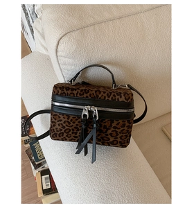 Détails du vanity-bag à imprimé léopard avec bordure en cuir et double fermeture éclair