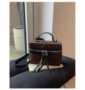 Détail du sac léopard avec de longues franges en cuir et des fermetures éclair argentées