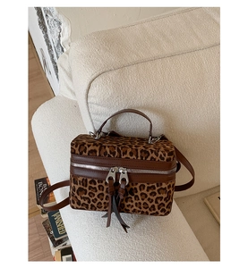 Vue détaillée du sac boîte à imprimé léopard avec texture peluche et garniture en cuir