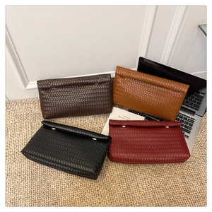 Vista piatta di borse a busta in pelle intrecciata nei colori nero, marrone e bordeaux