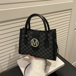 Borsa a tracolla nera alla moda con motivo monogramma grigio e fibbia in metallo dorato M