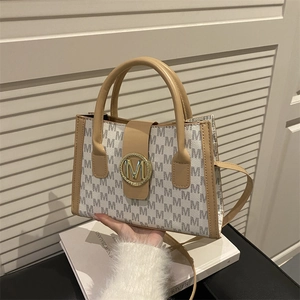 Elegante borsa tote in tela grigia con stampa di lettere e rifiniture in pelle di lusso