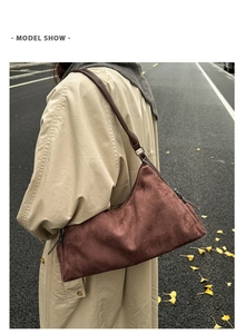 Sac à bandoulière en daim marron porté par un mannequin dans un style urbain d'automne