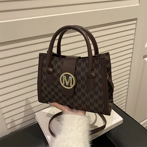 Borsa a mano marrone con motivo M, fibbia in metallo dorato e tracolla regolabile trendy