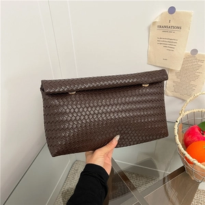 Pochette in pelle PU intrecciata marrone scuro con chiusura in metallo e stile retrò