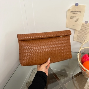 Elegante borsa a mano marrone intrecciata con dettaglio ad anello in metallo argento