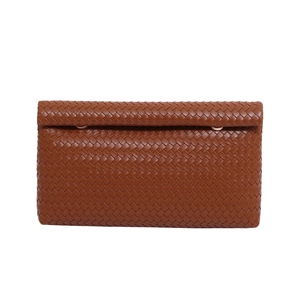 Elegante pochette intrecciata marrone scuro con dettagli in anelli metallici