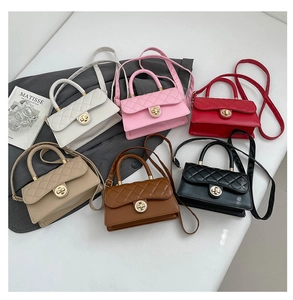Vista detallada de bolsos bandolera acolchados en seis colores con hebillas doradas