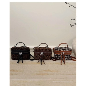 Sac Boîte En Peluche Imprimé Léopard Avec Double Fermeture Éclair Longs Glands Garniture En Cuir PU Sac À Main Bandoulière