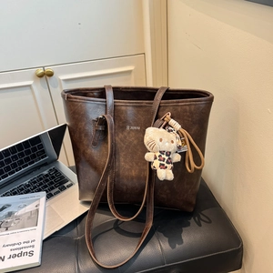Vintage brown leather tote bag with large capacity for daily commute and office use