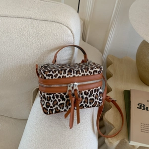 Sac à main rétro motif léopard avec bordure en cuir marron et double fermeture éclair
