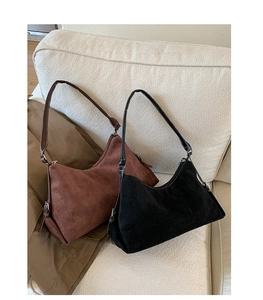 Vue détaillée de sacs portés épaule en daim mat vintage en marron café et noir sur canapé