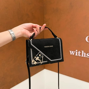 Sac bandoulière noir chic avec coutures ondulées et détails dorés pour femmes