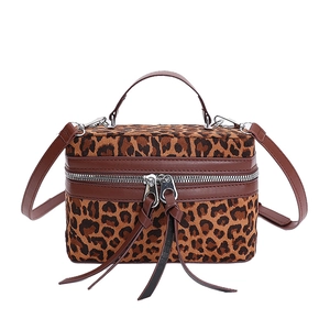 Sac bandoulière chic à imprimé léopard avec garniture en cuir marron et double fermeture