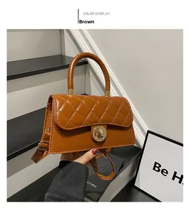 Détail d'un sac à main matelassé marron montrant le fermoir doré et les coutures