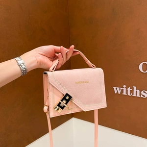 Sac à main rose design français avec bandoulière et détails de chaîne dorée