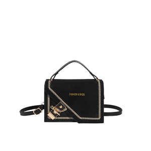 Sac à main noir mat avec poignée supérieure et détail de cadenas en chaîne dorée