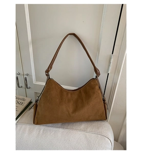 Détail du sac à bandoulière vintage en daim marron avec sangle en cuir et anneau D