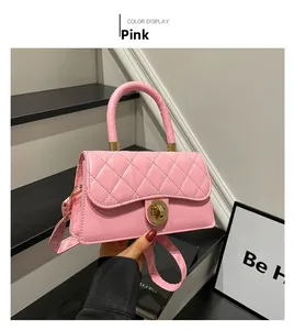 Détail du sac à main matelassé rose avec fermoir doré et poignée élégante