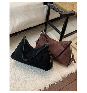 Vue détaillée de sacs cabas en daim mat noir et marron montrant la texture du cuir
