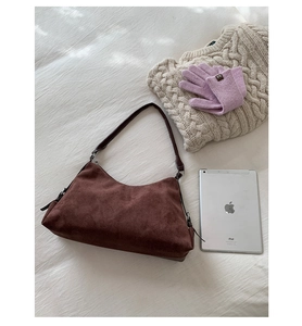 Grand sac porté épaule en daim marron mat avec tablette pour comparer la taille