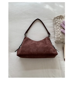 Dettaglio della borsa vintage in pelle scamosciata marrone con manici in pelle e coulisse