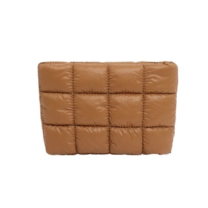 Gesteppte Daunen-Clutch in Braun mit Karomuster und weicher Textur für den Winter