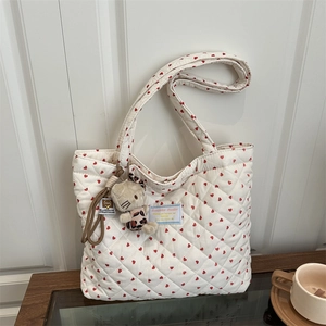 Borsa tote trapuntata bianca con cuori rossi, ciondolo a gattino e tracolla regolabile