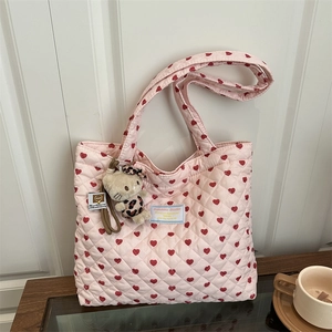 Borsa tote trapuntata rosa con motivi a cuore e ciondolo a forma di gattino