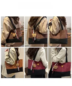 Grand sac cabas bicolore présenté sur un mannequin montrant sa capacité de charge